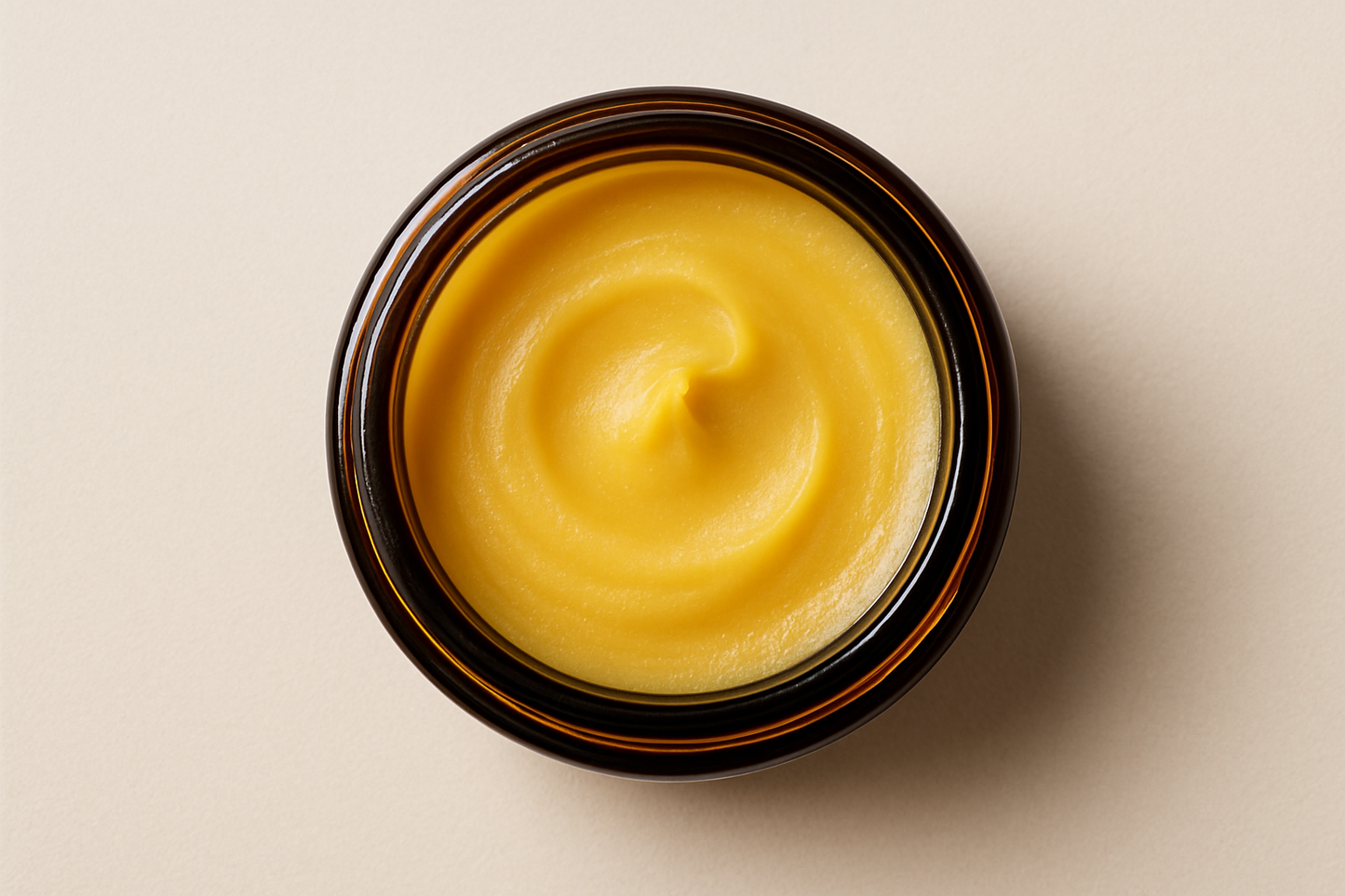 en brun glas burk, fottad uppifrån, så man ser innehållet, gul salva